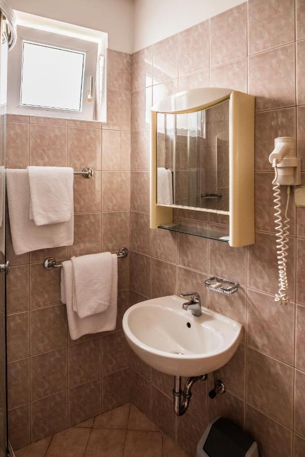 Hotel Carlstadt Karlovac Exterior foto